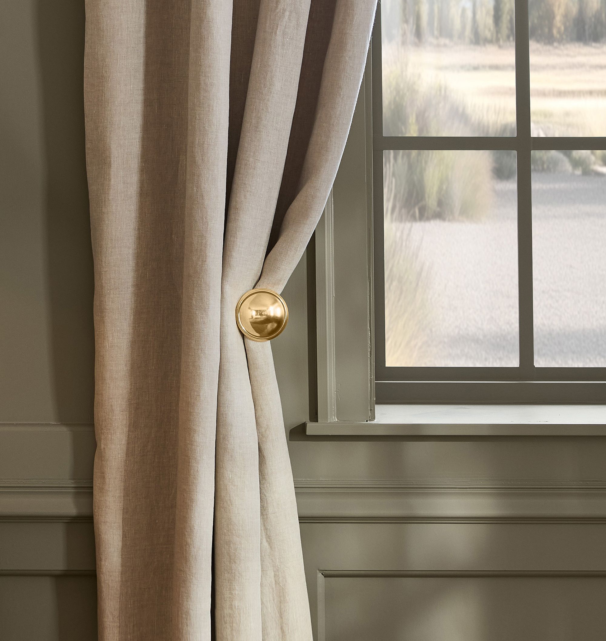 Drapery tieback set, a curtain hardware accessory